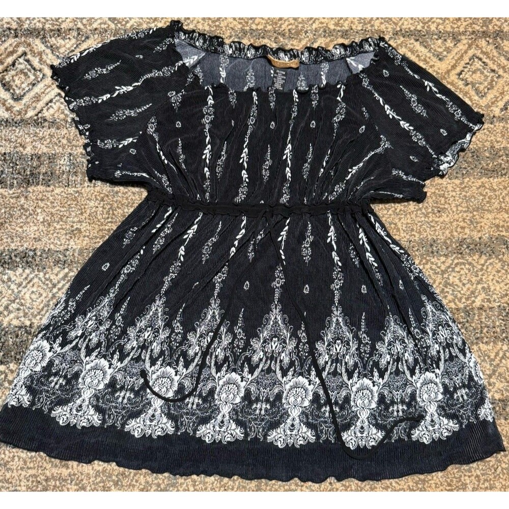 Notations woman’s black and white pleated blouse